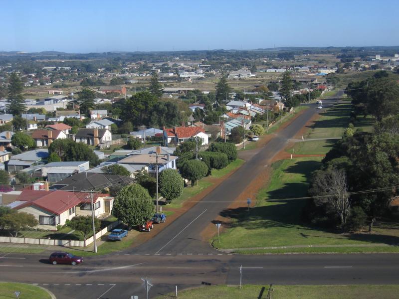 Portland - World War II Memorial Lookout Tower, Wade Street: View west along Wade St
