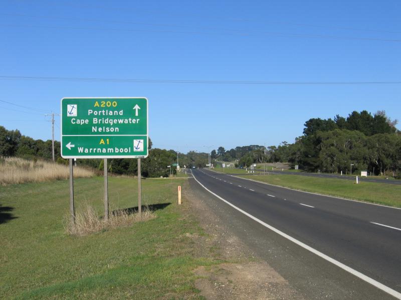 Portland - Henty Highway: View south along Henty Hwy towards Princes Hwy