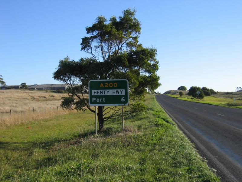 Portland - Henty Highway: View west along Henty Hwy, west of New St