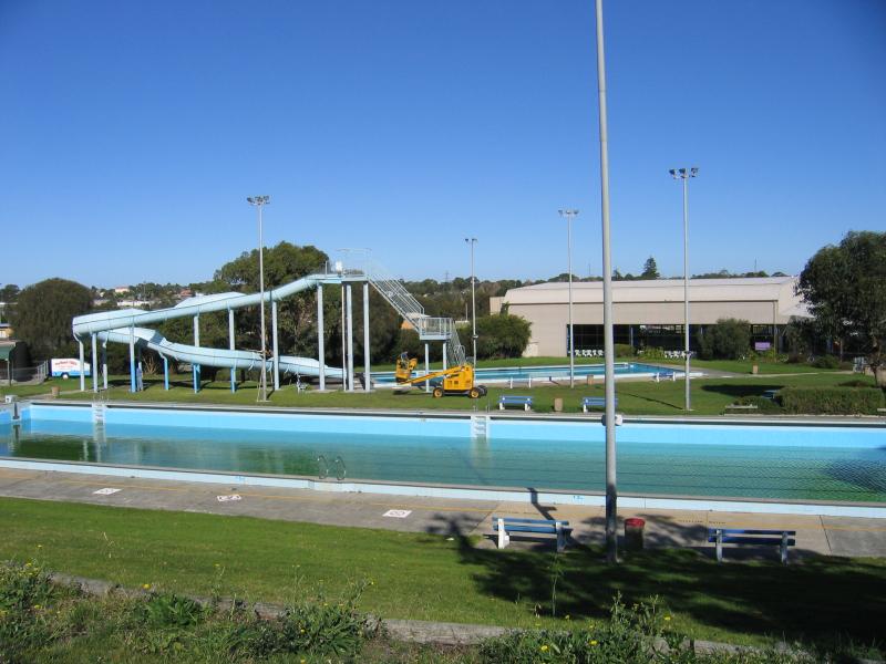 Portland - Around Glenelg Street: Pool, corner Glenelg St and Bentinck St