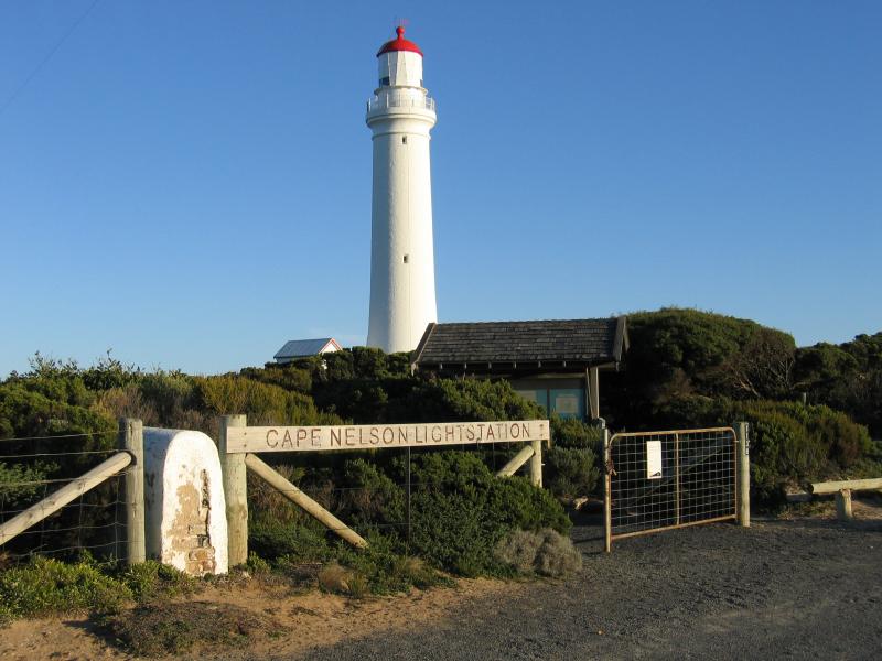 Portland - Cape Nelson Lighthouse: View of lighthouse from car park