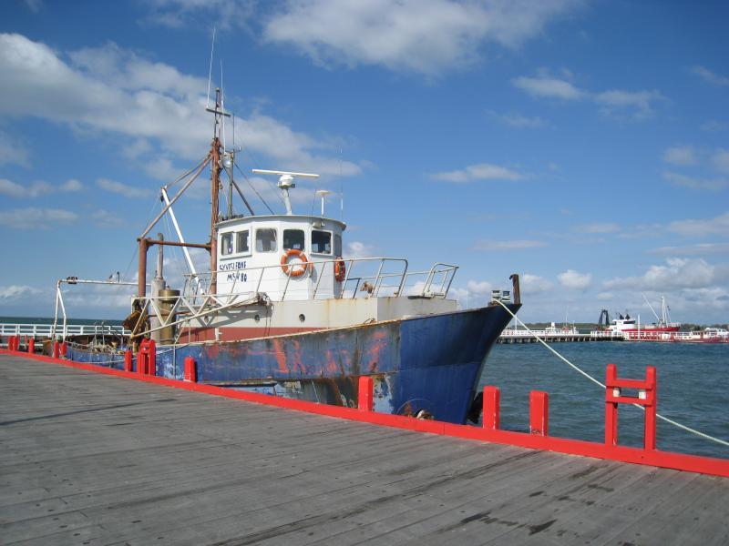 Port Welshpool - Port Welshpool Wharf and surrounding foreshore, Lewis Street near eastern end: Boat moored at wharf