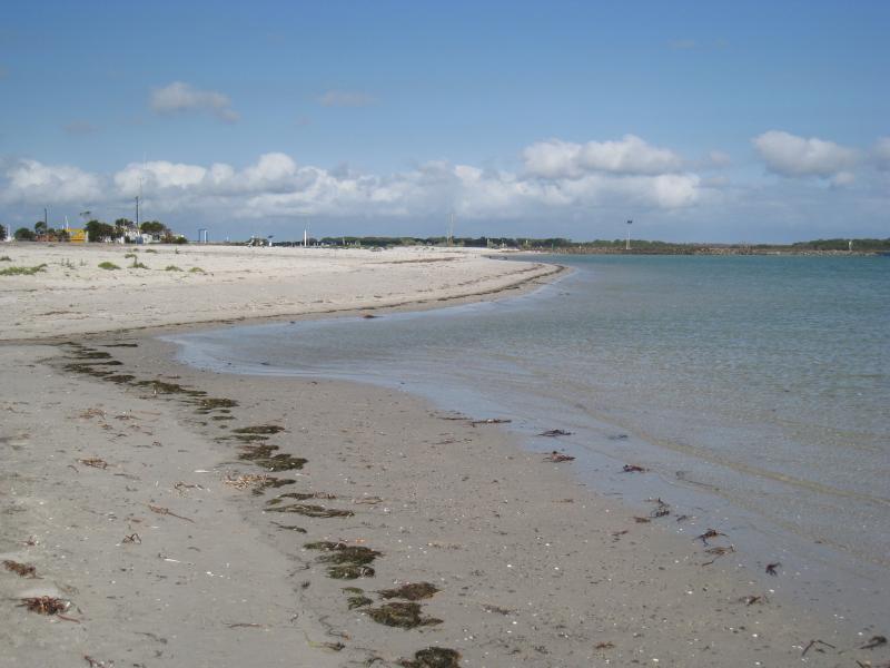 Port Welshpool - Foreshore and beach along southern side of Lewis Street: View east along beach near Dobson St