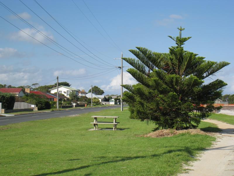 Port Welshpool - Foreshore and beach along southern side of Lewis Street: View east along foreshore near Stratton St
