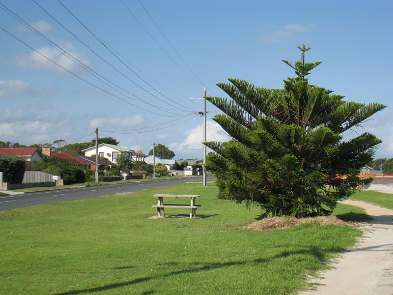 Port Welshpool - Foreshore and beach along southern side of Lewis Street - View east along foreshore near Stratton St