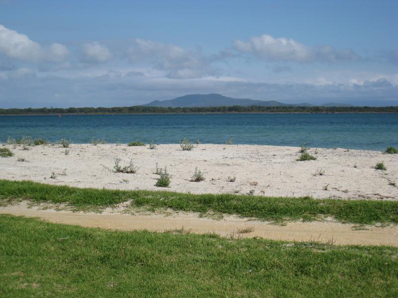 Port Welshpool - Foreshore and beach along southern side of Lewis Street - View towards beach from near Stratton St