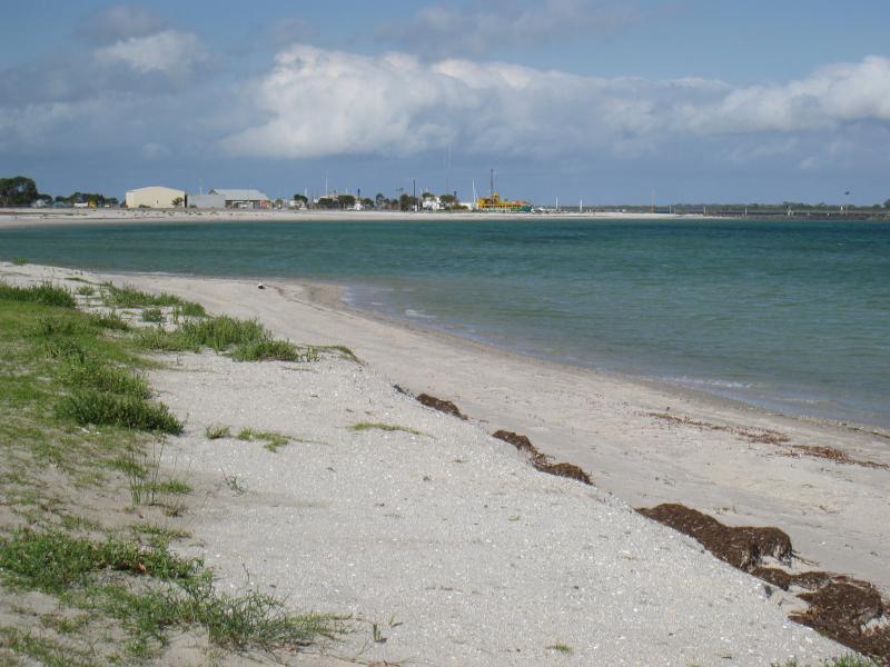 Port Welshpool - Foreshore and beach along southern side of Lewis Street: View east along beach near Albert St
