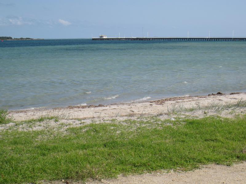 Port Welshpool - Foreshore and beach along southern side of Lewis Street: View south-west towards Long Jetty from foreshore near Albert St