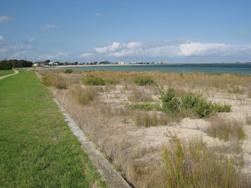 Port Welshpool - Foreshore and beach along southern side of Lewis Street: View east along foreshore near Keane St