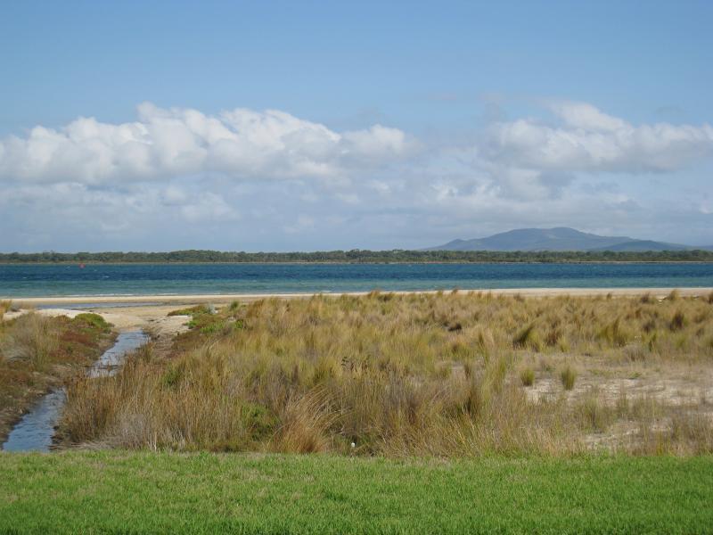 Port Welshpool - Foreshore and beach along southern side of Lewis Street: View towards beach near Keane St