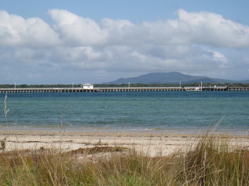 Port Welshpool - Long Jetty, western end of Lewis Street - View towards jetty from foreshore