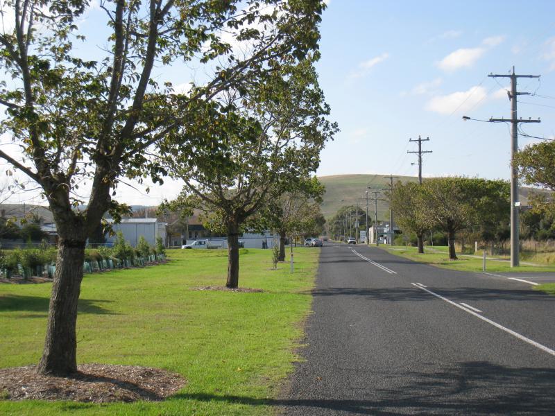 Port Welshpool - Port Welshpool Road: View north along Port Welshpool Rd towards Railway Av, Welshpool