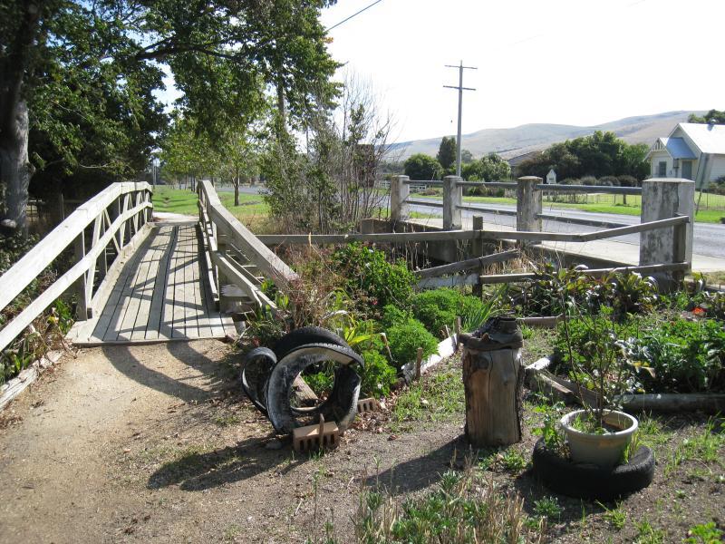Port Welshpool - Welshpool town centre, Main Street (South Gippsland Highway): Footbridge over Shady Creek, Main St