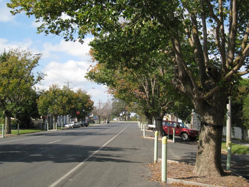 Port Welshpool - Welshpool town centre, Main Street (South Gippsland Highway): View east along Main St, just east of Shady Creek