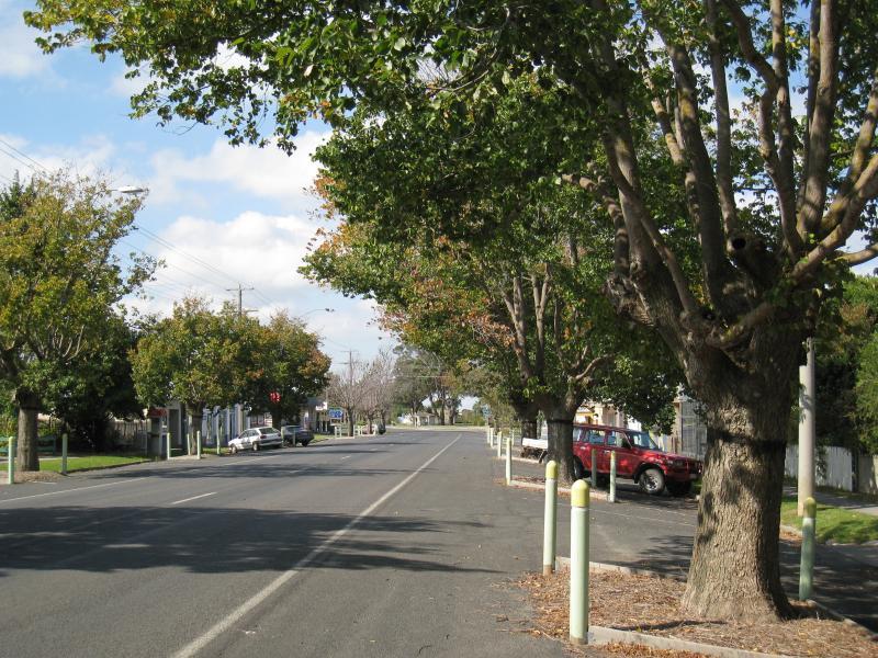 Port Welshpool - Welshpool town centre, Main Street (South Gippsland Highway) - View east along Main St, just east of Shady Creek