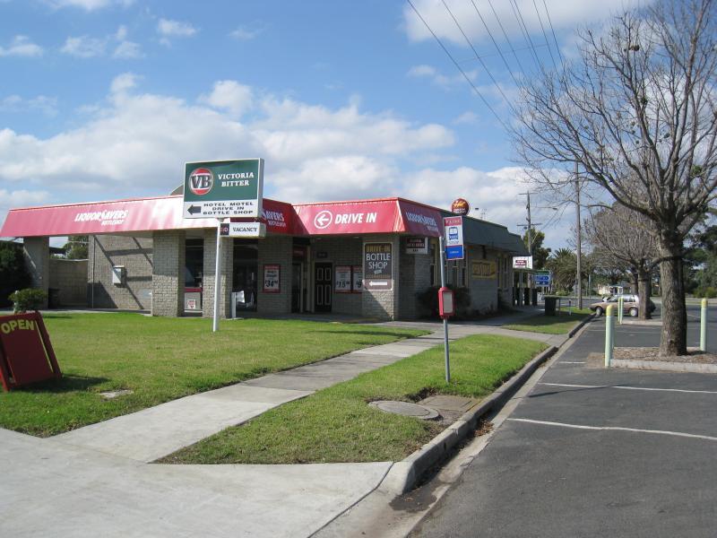 Port Welshpool - Welshpool town centre, Main Street (South Gippsland Highway): Welshpool Hotel, view east along Main St towards Woorarra Rd