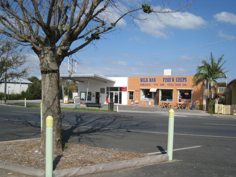 Port Welshpool - Welshpool town centre, Main Street (South Gippsland Highway): Shops along south side of Main St, just west of Port Welshpool Rd
