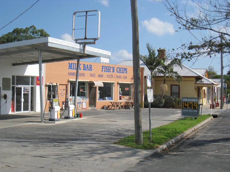 Port Welshpool - Welshpool town centre, Main Street (South Gippsland Highway): View west along Main St, just west of Port Welshpool Rd