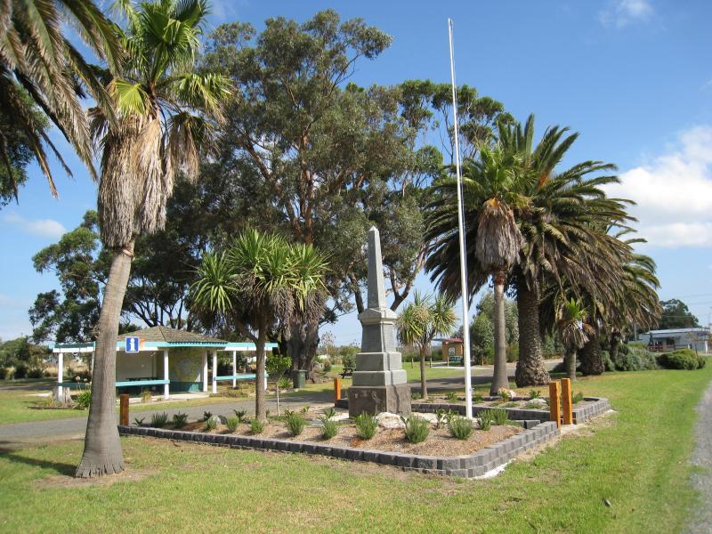 Port Welshpool - Gardens on southern side of Main Street at Port Welshpool Road, Welshpool: View west through gardens towards war memorial and information shelter