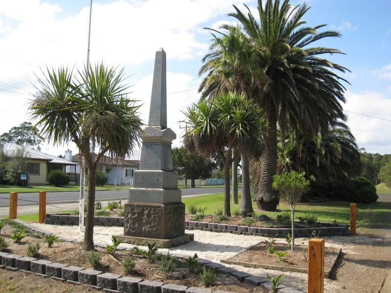 Port Welshpool - Gardens on southern side of Main Street at Port Welshpool Road, Welshpool: View east through gardens at war memorial