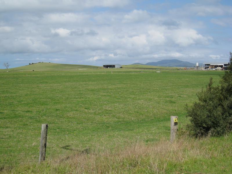 Port Welshpool - Barry Beach: South-easterly view near southern end of Barry Rd