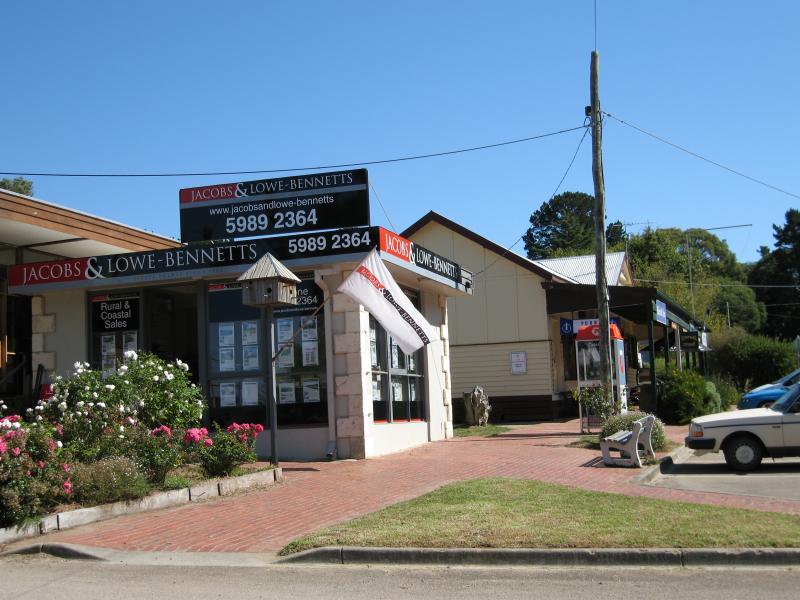 Red Hill - Shops, Arthurs Seat Road: View north-west along Arthurs Seat Road at shops