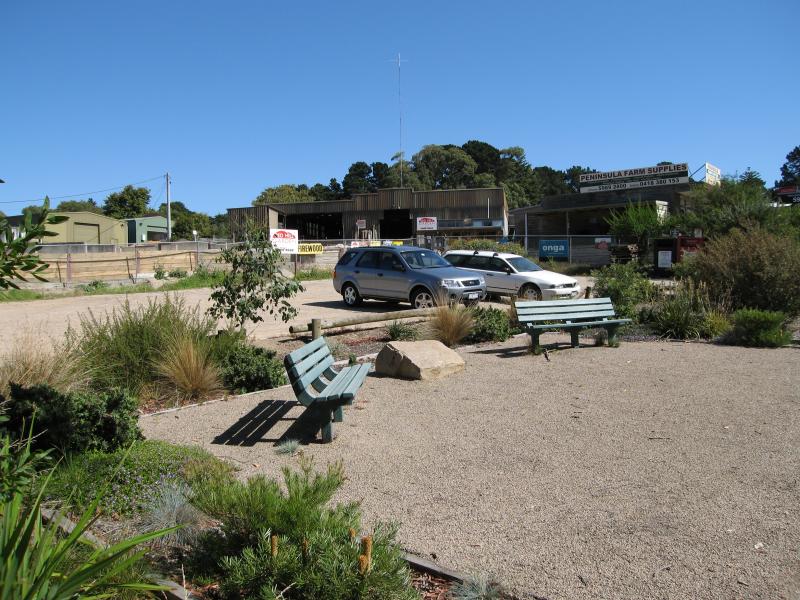 Red Hill - Shops, Arthurs Seat Road: Gardens adjacent to shops