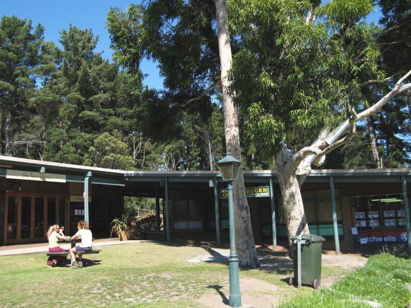 Red Hill - Shops, Red Hill Centrepoint, Shoreham Road: Central courtyard