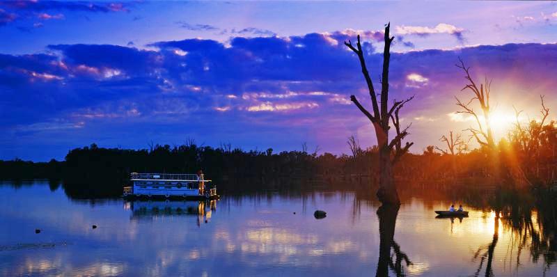 Murray River - Houseboat on the river