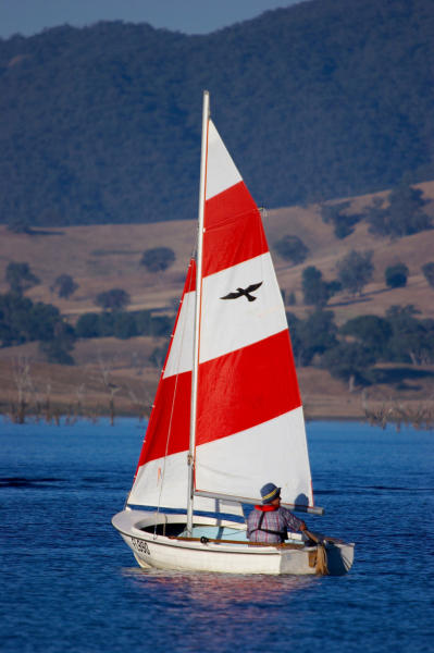 Murray River - Yacht on Lake Hume