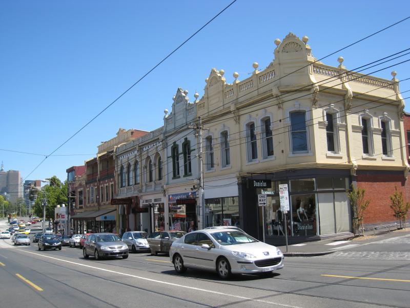 Richmond - Bridge Road: View west along Bridge Rd at Normanby Pl