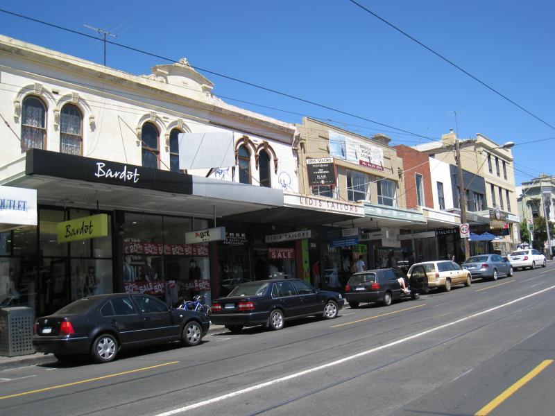 Richmond - Bridge Road: View west along Bridge Rd between Waltham St and Church St