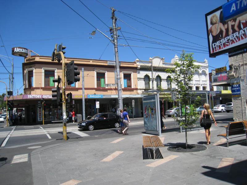 Richmond - Bridge Road: South across Bridge Rd at Church St