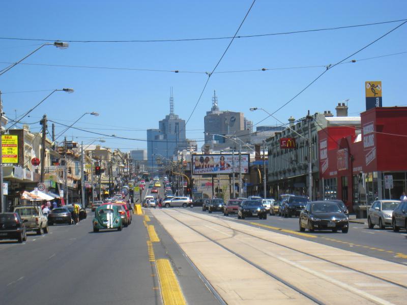Richmond - Bridge Road: Town Hall Hotel, view west along Bridge Rd towards Church St