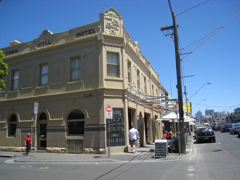 Richmond - Bridge Road: View west along Bridge Rd at Lyndhurst St