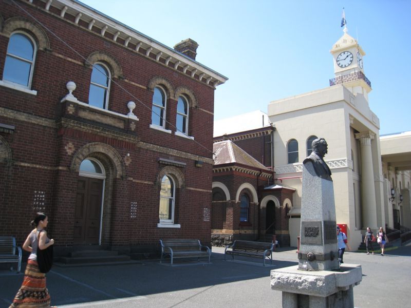 Richmond - Bridge Road: Council offices, statue of former mayor G.H. Bennett and Richmond Town Hall