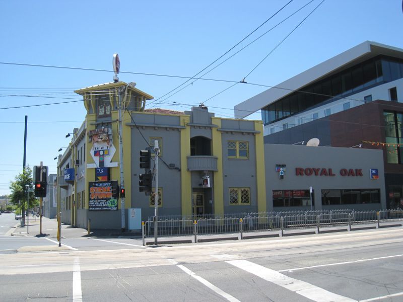 Richmond - Bridge Road: Royal Oak Hotel, corner Bridge Rd and Burnley St
