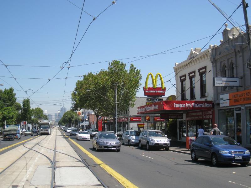 Richmond - Bridge Road: View west along Bridge Rd between Tudor St and Stawell St