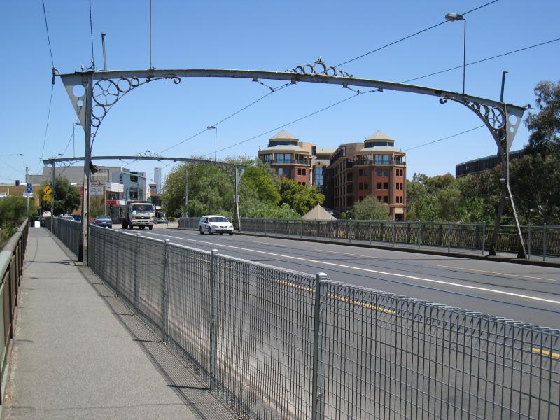 Richmond - Bridge Road: View west along Bridge Rd on Hawthorn Bridge