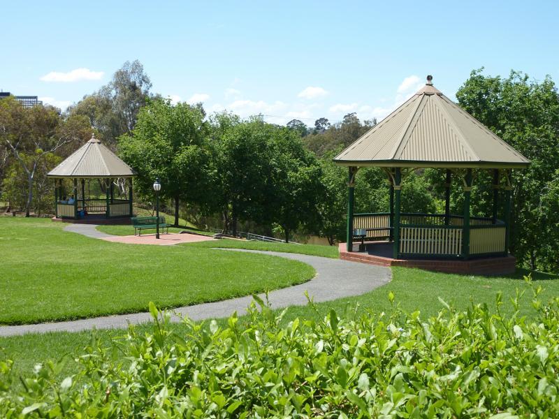 Richmond - O'Connell Reserve, Bridge Road: Rotundas in park viewed from Bridge Rd