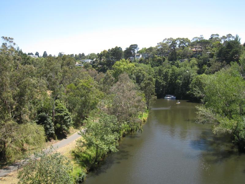 Richmond - Yarra River along eastern border of Richmond with Hawthorn: View north along Yarra River from Victoria Bridge