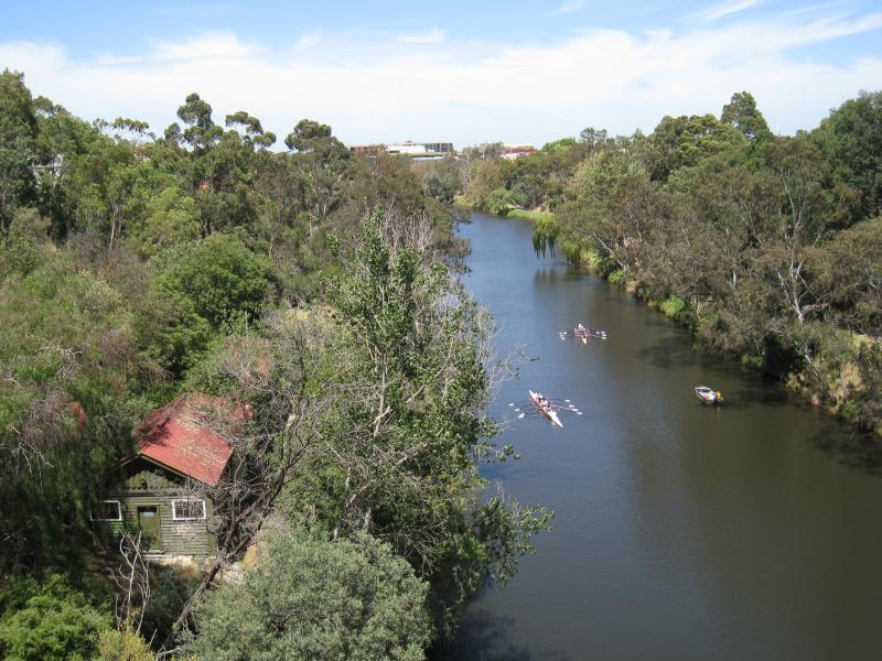Richmond - Yarra River along eastern border of Richmond with Hawthorn: View south along Yarra River from Victoria Bridge