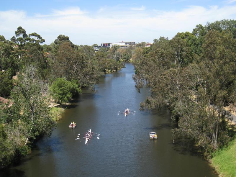 Richmond - Yarra River along eastern border of Richmond with Hawthorn: View south along Yarra River from Victoria Bridge