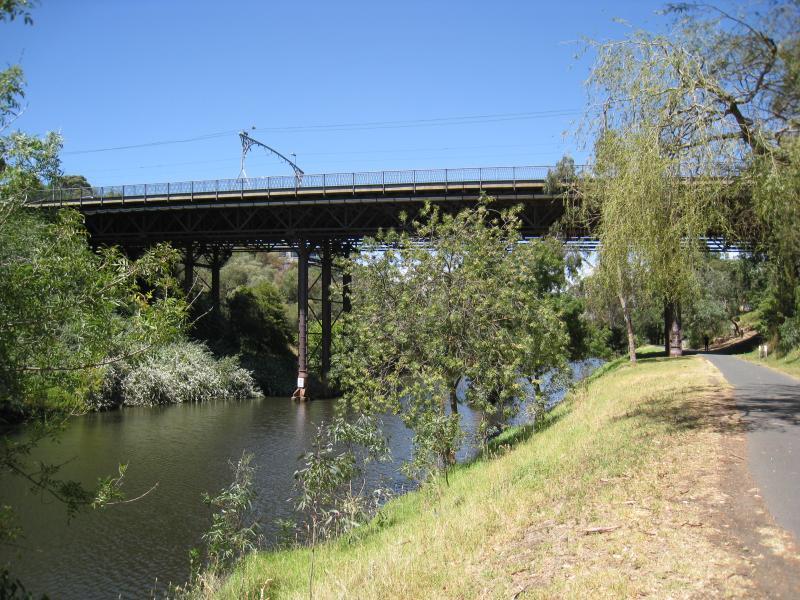 Richmond - Yarra River along eastern border of Richmond with Hawthorn: View south along Capital City Trail along Yarra River towards Victoria Bridge