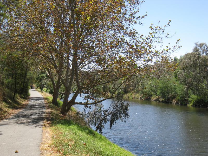 Richmond - Yarra River along eastern border of Richmond with Hawthorn: View north along Yarra River and Capital City Trail between Victoria Bridge and Hawthorn Bridge