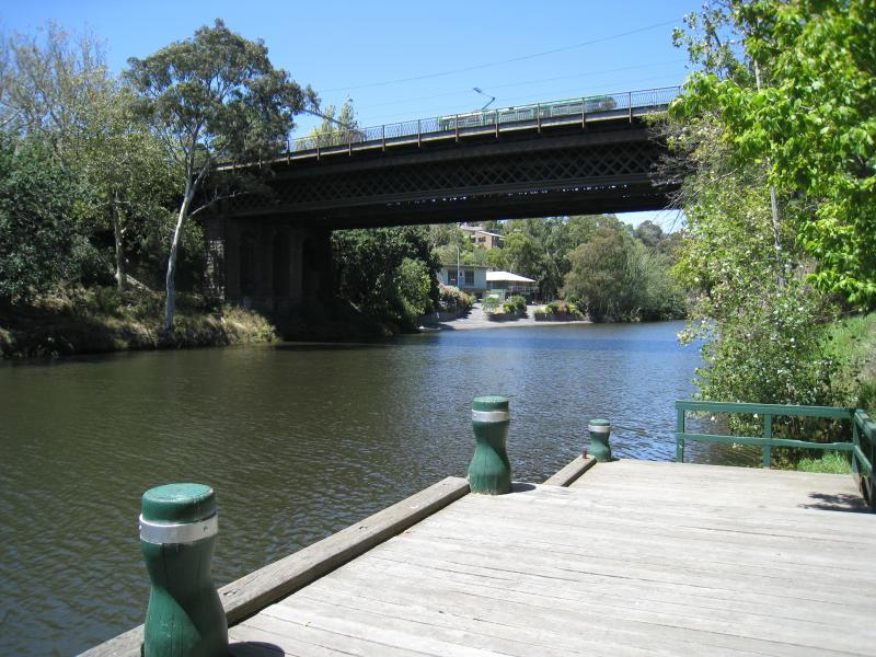 Richmond - Yarra River along eastern border of Richmond with Hawthorn: View south along Yarra River from Richmond Landing towards Hawthorn Bridge