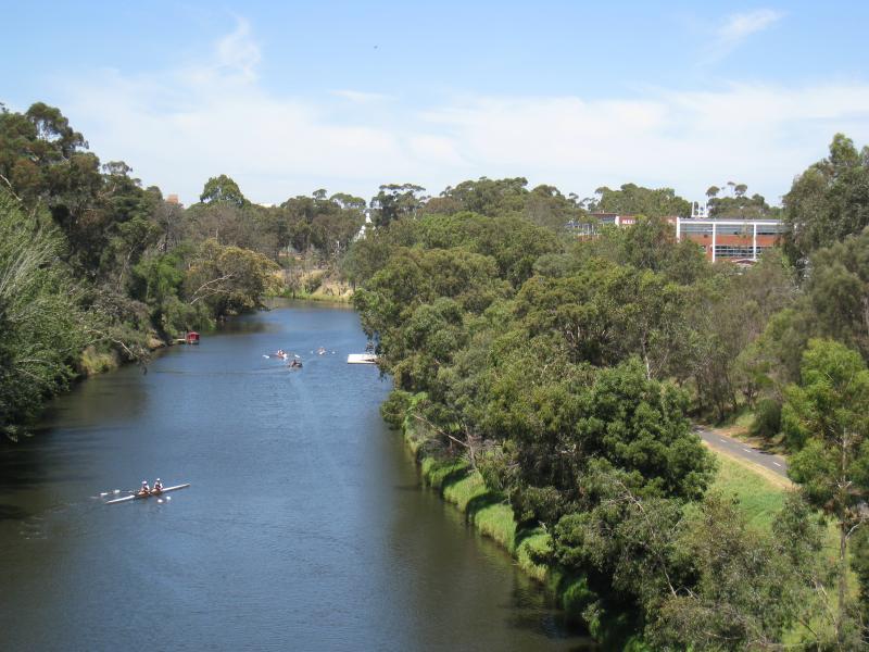 Richmond - Yarra River along eastern border of Richmond with Hawthorn: View south along Yarra River from Hawthorn Bridge