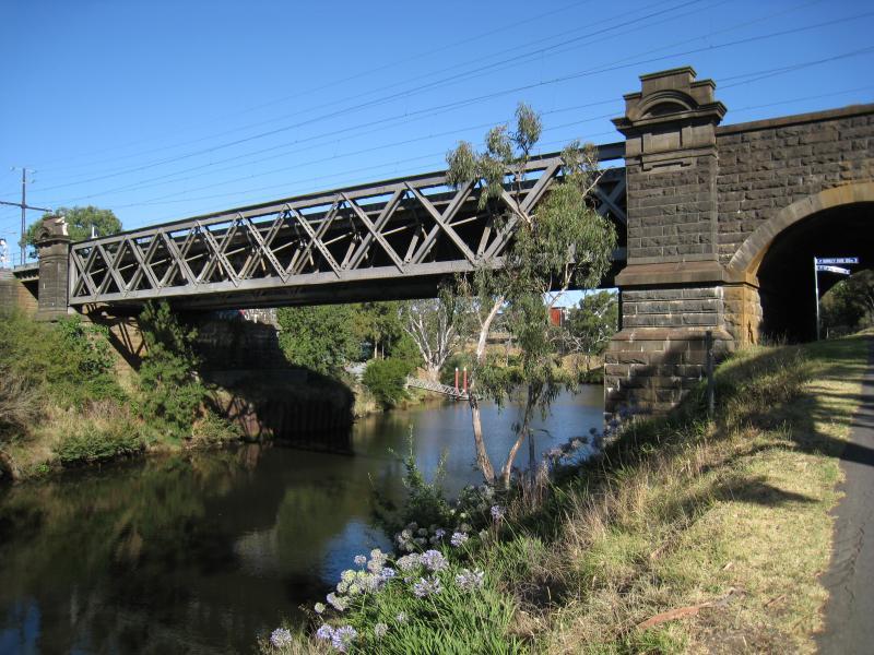 Richmond - Yarra River through loop around Burnley: Railway bridge over Yarra River, Yarra Bvd at Burnley Park