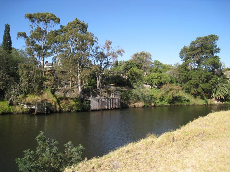 Richmond - Yarra River through loop around Burnley: View east across Yarra River from Yarra Bvd north of Swan St overpass