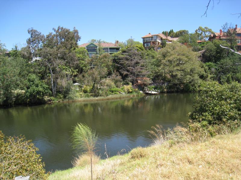 Richmond - Yarra River through loop around Burnley: View south across Yarra River from Yarra Bvd east of Monash Fwy interchange